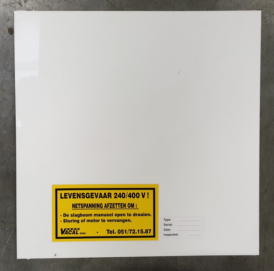 Plaque en plexi blanc au-dessus de la commande électrique