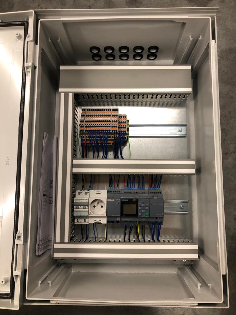 PLC built into cabinet for 2 traffic lights + periphery